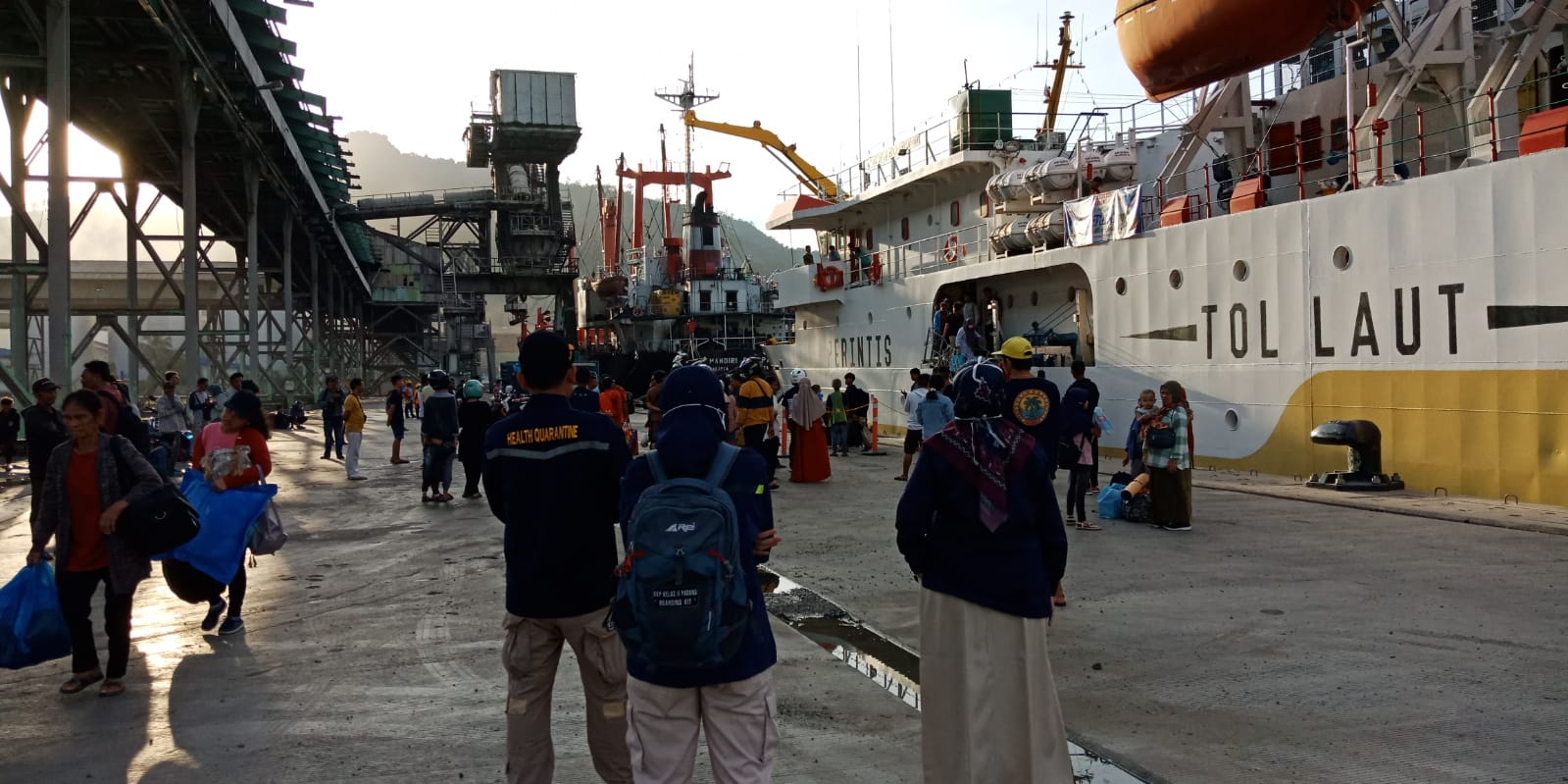 Pengawasan Penumpang Arus Balik Enam Hari Pasca Lebaran di Pelabuhan Teluk Bayur