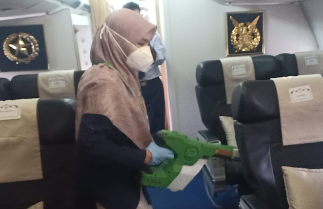 Tim PRL KKP Padang Melakukan Desinfeksi Pesawat Wakil Presiden RI