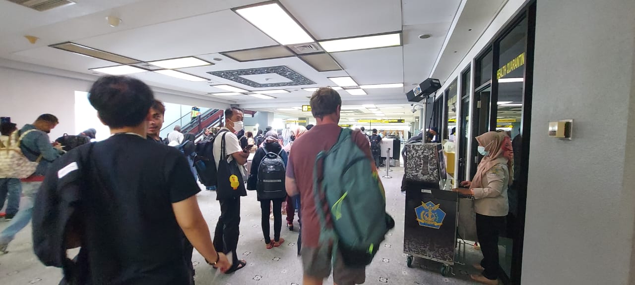 Pengawasan Penumpang Arus Mudik Lebaran H-2 di Bandara Internasional Minangkabau