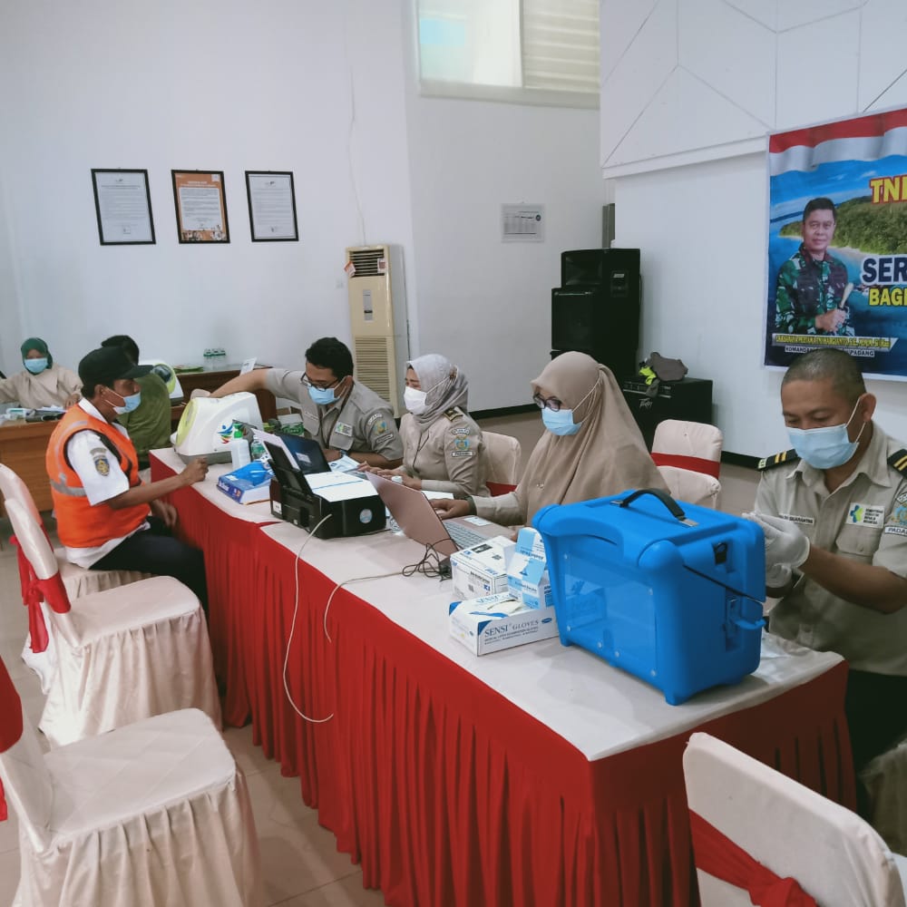 Kerjasama KKP Kelas II Padang dengan lintas sektor dalam rangka serbuan Vaksinasi Covid-19 di PT. Pelindo II